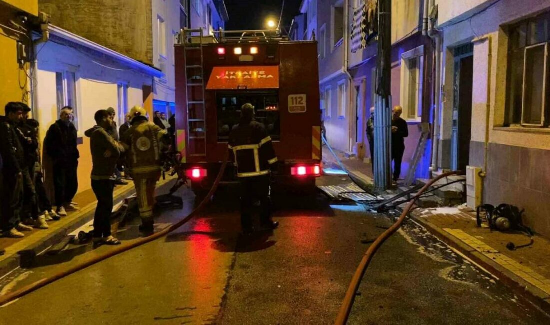 Bursa’da binanın çatısında çıkan yangın korkuttu Bursa’nın İnegöl ilçesinde bulunan 2 katlı binanın çatısında yangın çıktı.