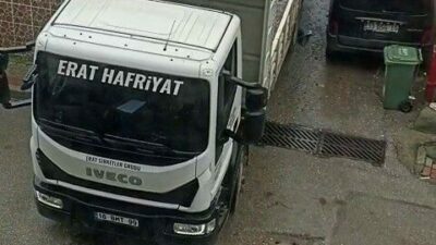 Bursa’da sokak arasında dönüş yapamayan kamyon sürücüsü manevra yaparken, park