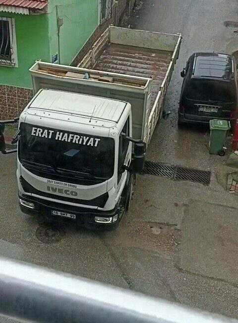 Bursa’da bir kamyon sokak arasındaki araca ağır zarar verip kaçtı Bursa’da sokak arasında dönüş yapamayan kamyon sürücüsü manevra yaparken, park