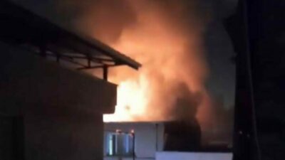 Bursa’da gece saatlerinde bir apartmanın çatı katında çıkan yangın tüm