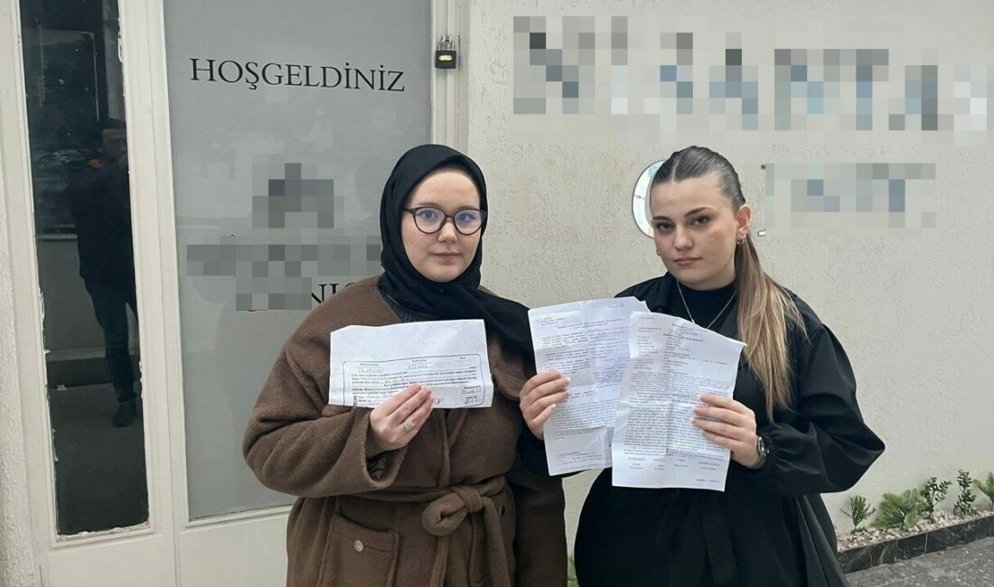 BURSA (İHA) – Bursa’da iki arkadaş, sokakta broşür dağıtan gençlere