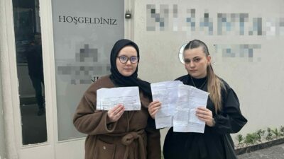 BURSA (İHA) – Bursa’da iki arkadaş, sokakta broşür dağıtan gençlere