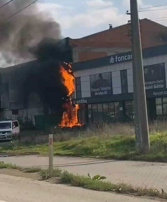 Bursa’da elektrik panosundan çıkan yangın işyerine sıçradı Bursa’nın İnegöl ilçesinde elektrik panosunda çıkan yangın işyerlerine sıçradı. Yangın