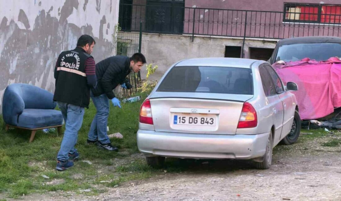 Bursa’da emanet ettiği aracı, kurşunlandığını görünce şok geçirdi Bursa’nın İnegöl ilçesinde arkadaşına emanet ettiği otomobili, görmeden geri alan