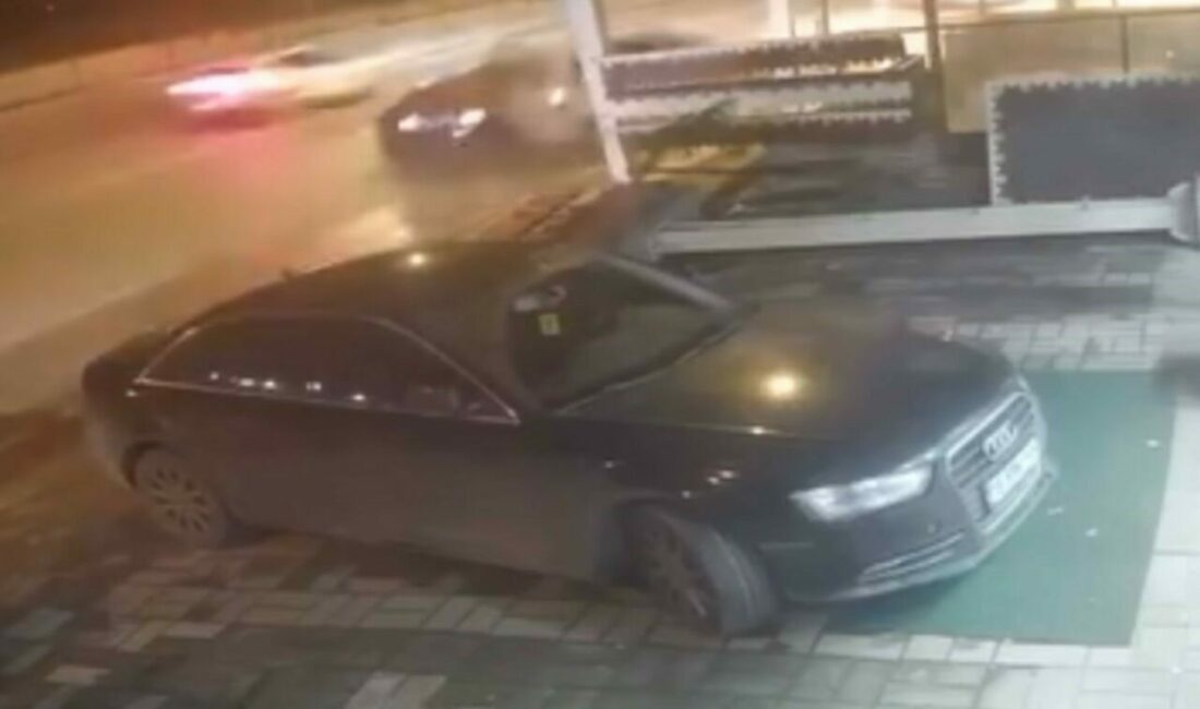 -Bursa’nın Yıldırım ilçesinde aşırı hızlı seyreden otomobil park halindeki, araçlara