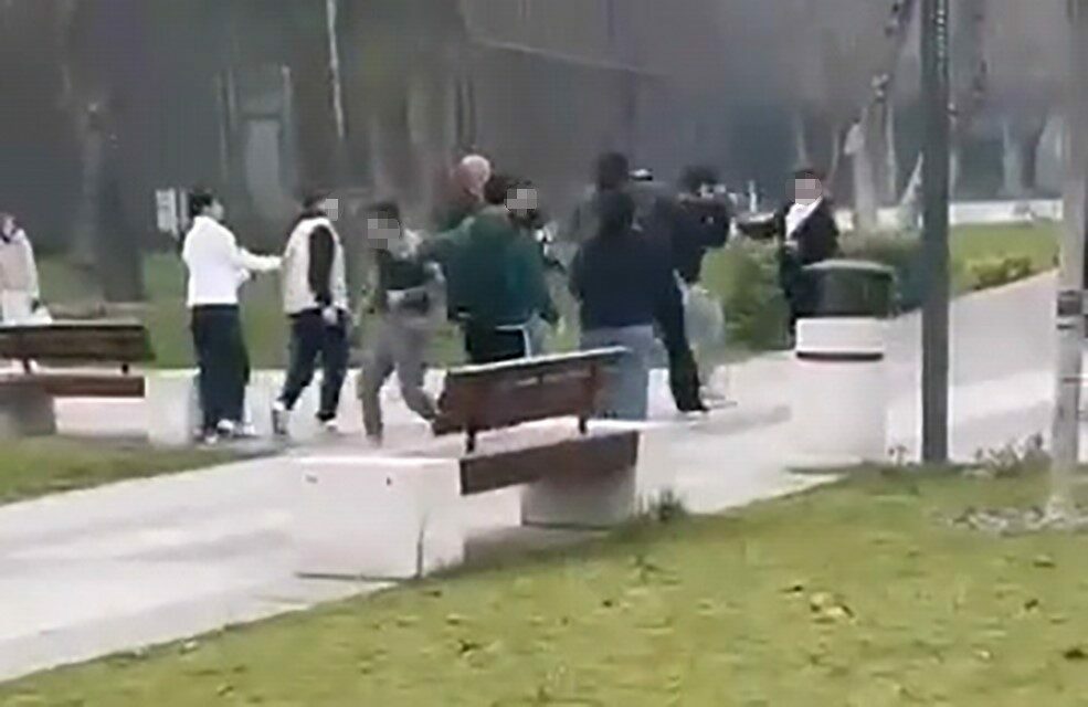 Bursa’da iki grup arasındaki kavga kamerada Bursa’nın İnegöl ilçesinde iki genç grubu arasında çıkan kavga, amatör