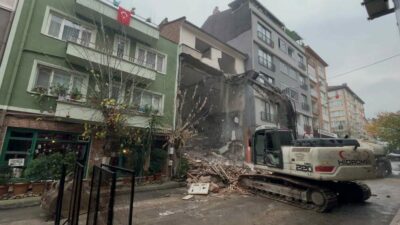 Bursa’da yeni yapı için yıkılacak olan 4 katlı eski bina,