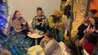 Bursa’da örgü konseptiyle dikkat çeken bir kafede düzenlenen “Örgünü Giy