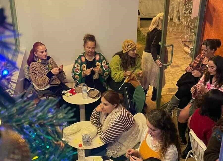 Bursa’da kadınlar örgü için yarıştı Bursa’da örgü konseptiyle dikkat çeken bir kafede düzenlenen “Örgünü Giy