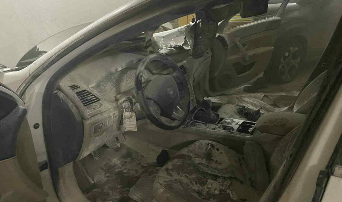 Bursa’nın Mudanya ilçesinde bir sitenin kapalı otoparkında otomobilde çıkan yangın