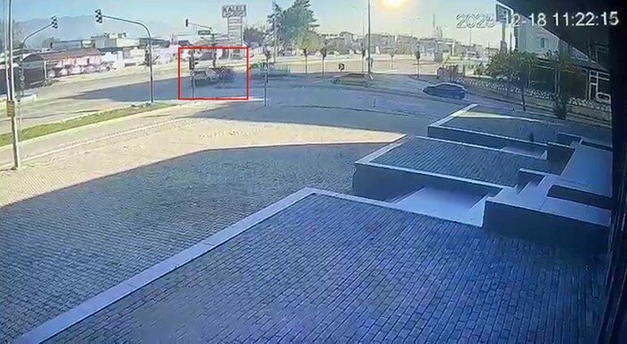 Bursa’da kırmızı ışık ihlali yapan bir otomobilin başka bir araca