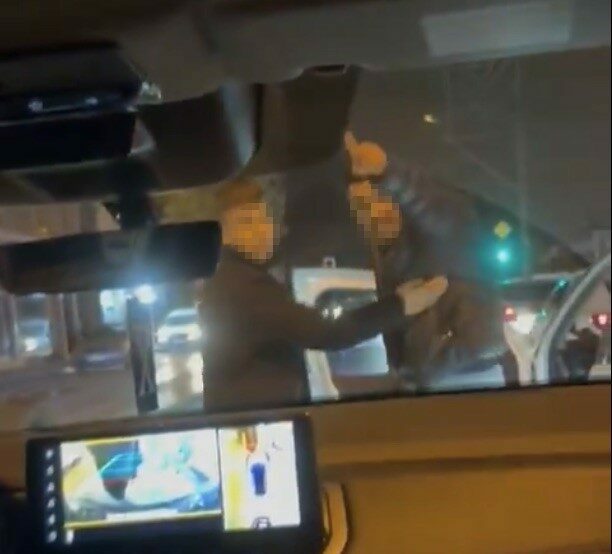 Bursa’da korku dolu anlar: Agresif sürücü küçük çocuğu hiçe saydı Bursa’nın Osmangazi ilçesinde seyir halindeki bir aracın kadın sürücüsü, 2