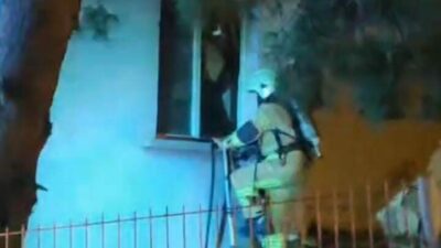 Bursa’da bir apartmanın 2. katında çıkan yangında yoğun duman arasında