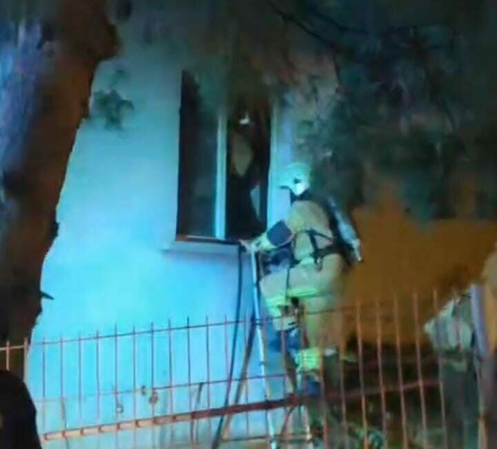 Bursa’da bir apartmanın 2. katında çıkan yangında yoğun duman arasında