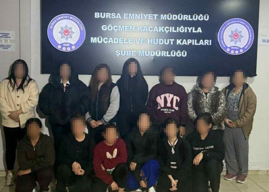 Bursa’da masaj salonlarına eş zamanlı operasyon: 13 kaçak çalışan yakalandı Bursa’da polisin 4 SPA merkezine düzenlediği operasyonda kaçak çalışan 13