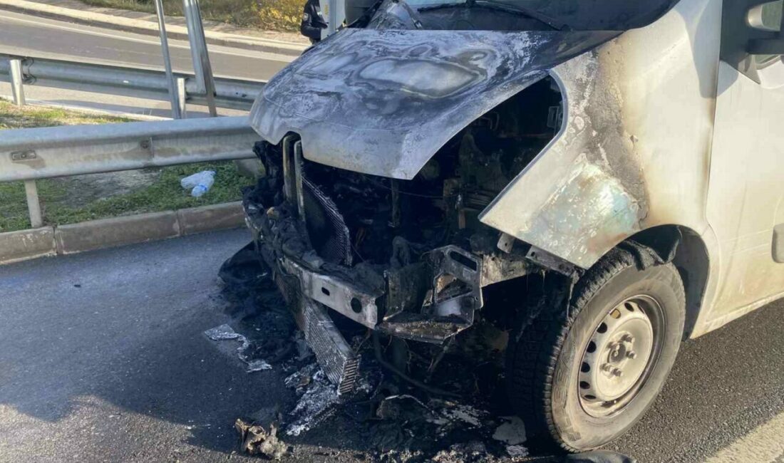 Bursa’nın Mudanya ilçesinde bir minibüs yük taşıdığı esnada motor kısmından