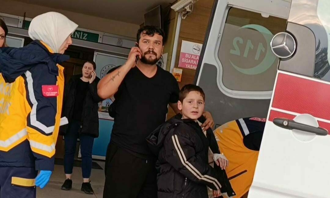 Bursa’da nacakla oynayan çocuğun parmağı kopma noktasına geldi Bursa’nın İnegöl ilçesinde nacakla oynayan küçük çocuğun parmağı kopma noktasına