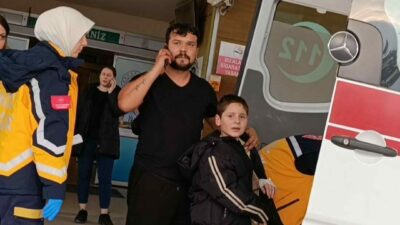 Bursa’nın İnegöl ilçesinde nacakla oynayan küçük çocuğun parmağı kopma noktasına