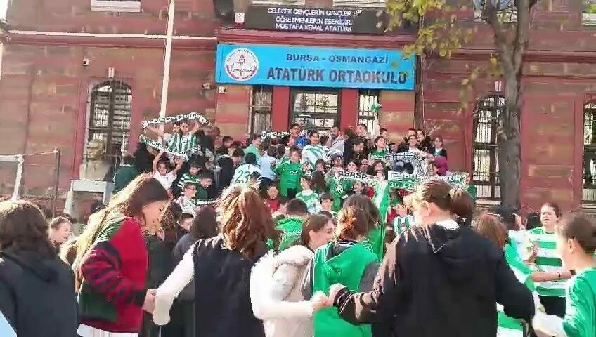 Bursa’da öğrenciler Bursaspor kıyafetleriyle okula geldi Bursa İl Milli Eğitim Müdürlüğü tarafından alınan kararla, her ayın