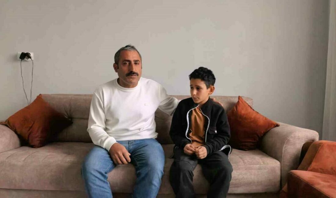 Bursa’da öğrencisini herkesin içinde darp eden okul müdürü görevden uzaklaştırıldı Bursa’nın İnegöl ilçesinde okul müdürü sinirlendiği öğrenciyi herkesin önünde itekleyerek