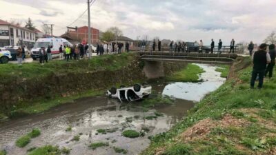 Bursa’nın İnegöl ilçesinde kontrolden çıkarak dere yatağına uçan otomobildeki 3