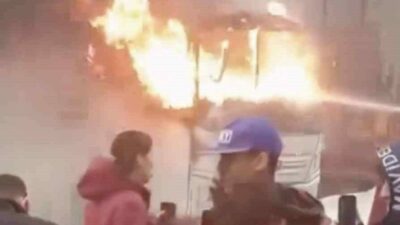 Bursa’nın Osmangazi ilçesinde park halindeki servis midibüsünde çıkan yangın, yanındaki