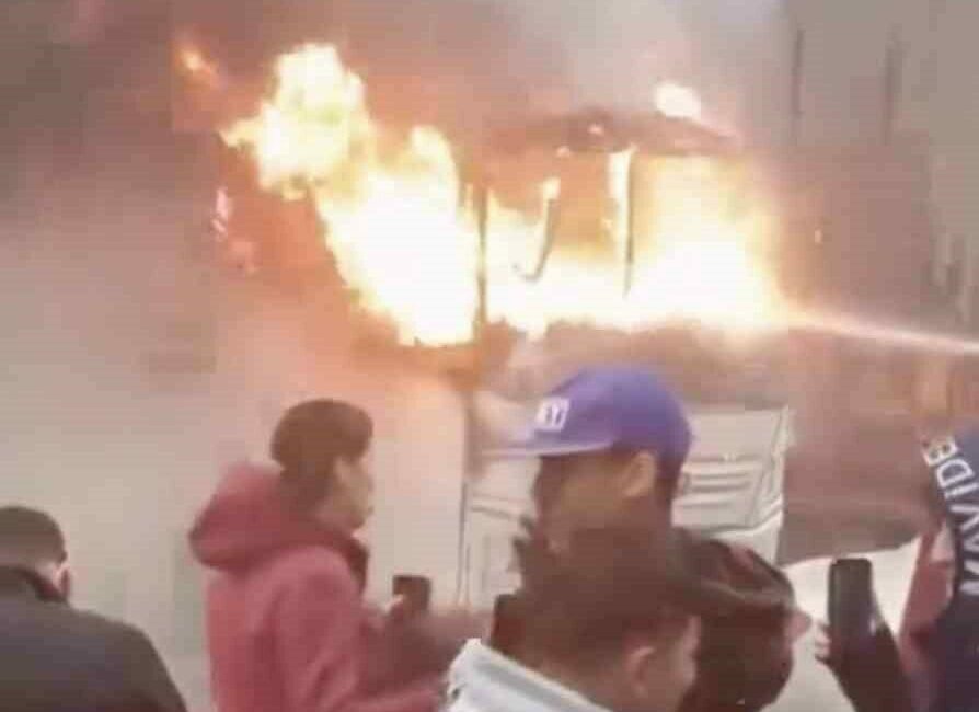 Bursa’nın Osmangazi ilçesinde park halindeki servis midibüsünde çıkan yangın, yanındaki