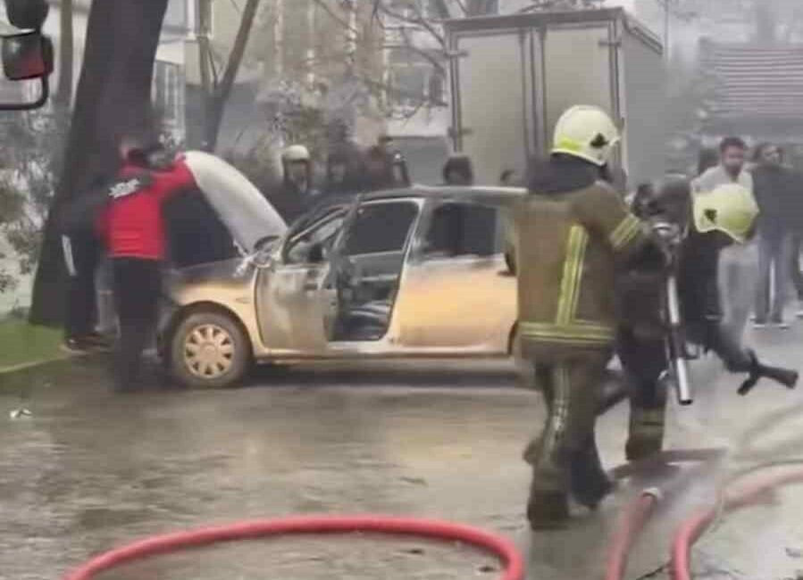 Bursa’nın Osmangazi ilçesinde park halindeki servis midibüsünde çıkan yangın, yanındaki
