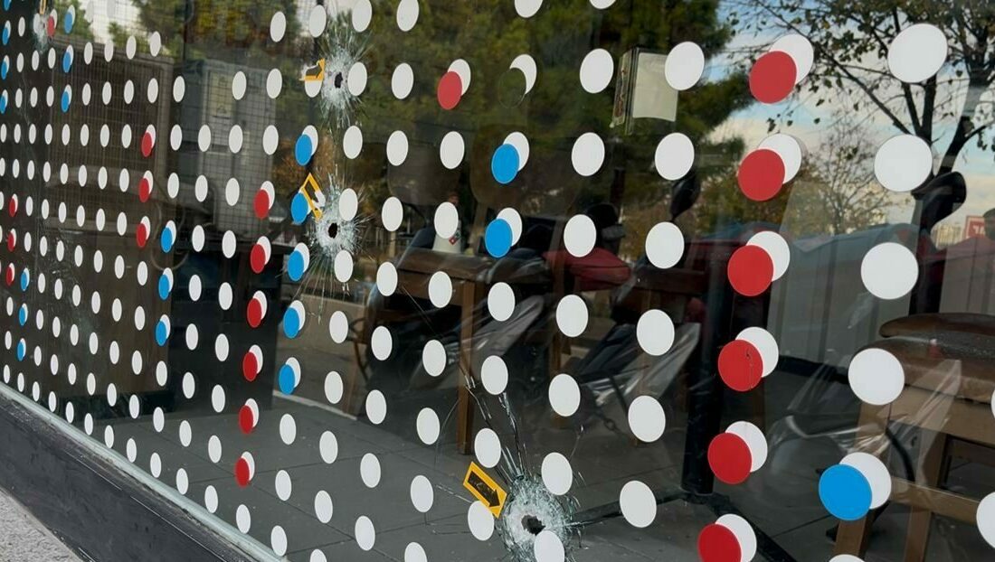 Bursa’nın Nilüfer ilçesinde motosikletli şahıs, bir pizzacıya kurşun yağdırdı. Kurşunların