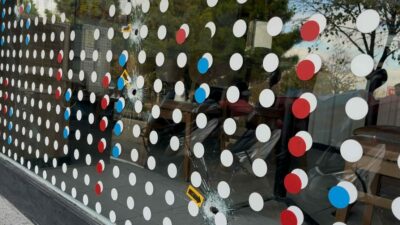 Bursa’nın Nilüfer ilçesinde motosikletli şahıs, bir pizzacıya kurşun yağdırdı. Kurşunların