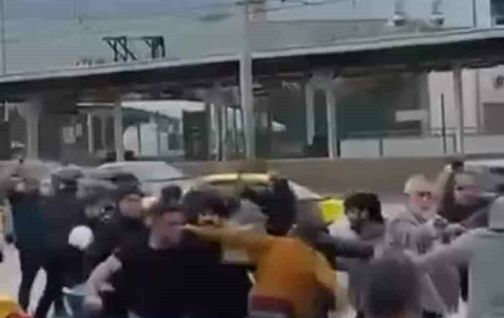 Bursa’da aralarında husumet bulunan iki grup cadde üzerinde karşı karşıya