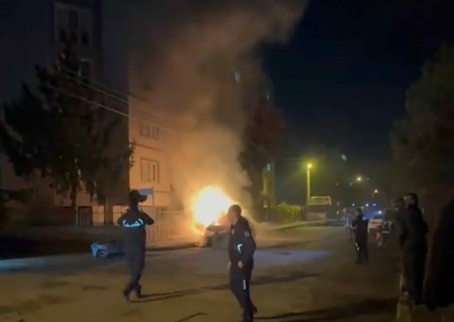 Bursa’nın merkez Nilüfer ilçesinde seyir halindeki otomobilde yangın çıktı. Edinilen