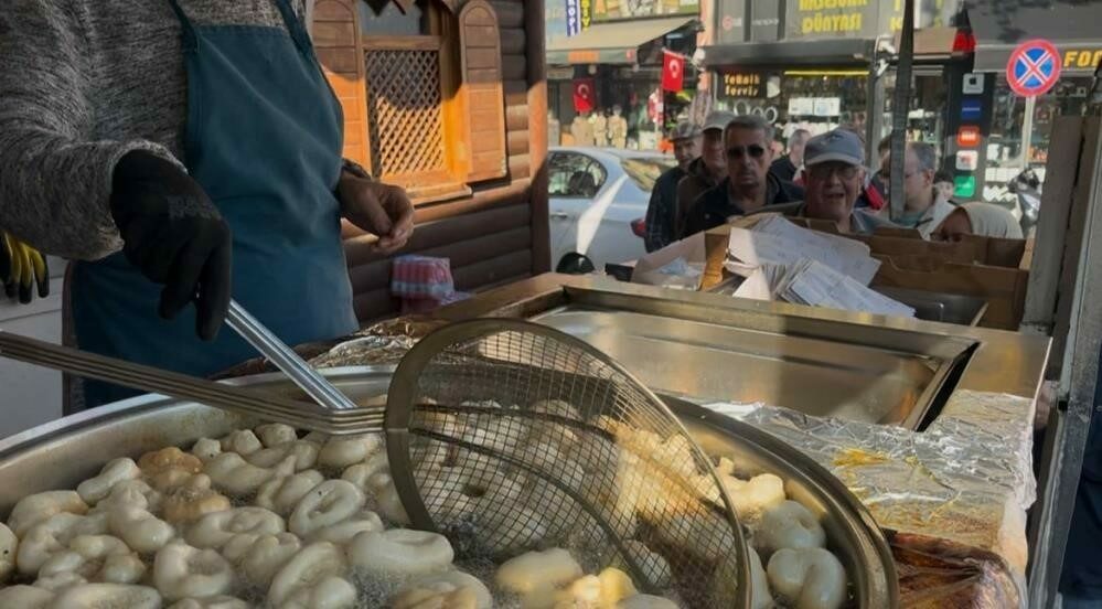 Bursa’da taksicilerden yürek ısıtan şehitler hayrı Bursa’da Taksiciler Grubu üyeleri, şehitler için düzenledikleri hayır etkinliği kapsamında