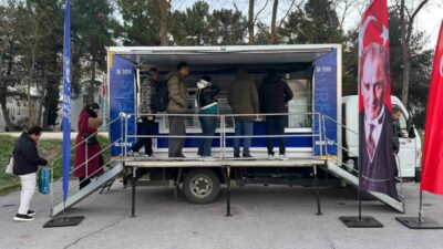 Soğuk kış günlerinde üniversite öğrencilerini yalnız bırakmayan Bursa Büyükşehir Belediyesi,