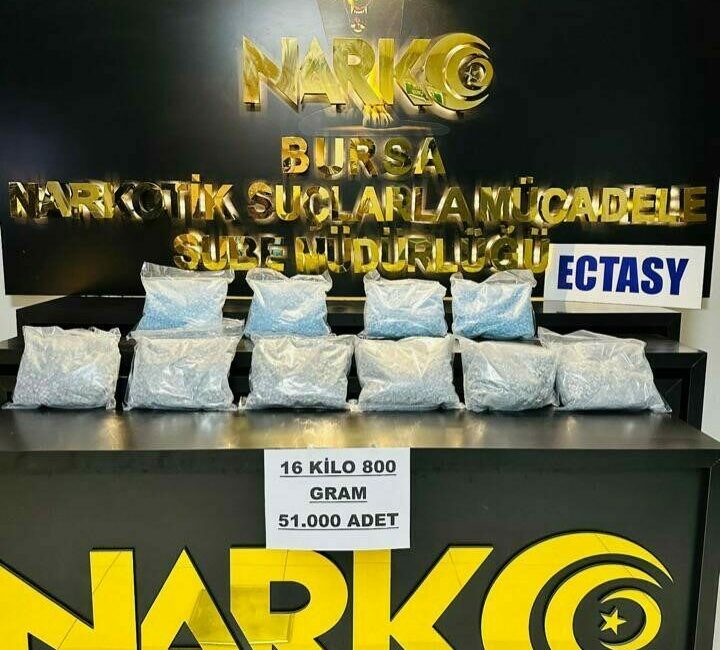 Bursa’da uyuşturucu operasyonu: 51 bin adet extacy ele geçirildi Bursa Emniyet Müdürlüğü Narkotik Suçlarla Mücadele Şube Müdürlüğü ekipleri, uyuşturucu