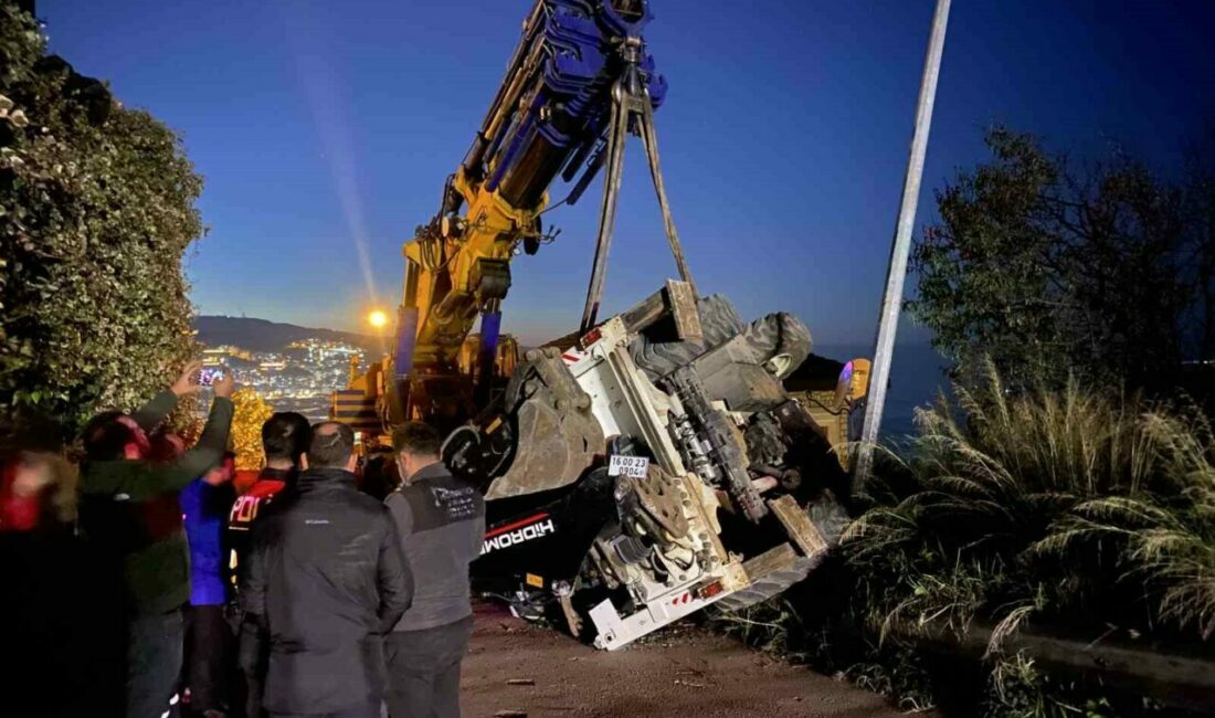 Bursa’da vinçten düşen iş makinesi paniğe neden oldu Bursa’nın Mudanya ilçesinde vinçten düşen iş makinesinde maddi hasar meydana