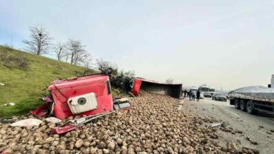 Bursa’da seyir halindeki tırın yol kenarındaki 2 araca çarpması sonucu