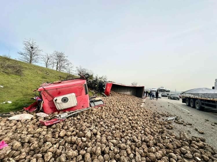 Bursa’daki tır kazasında acı haber: 1 ölü, 3 yaralı Bursa’da seyir halindeki tırın yol kenarındaki 2 araca çarpması sonucu