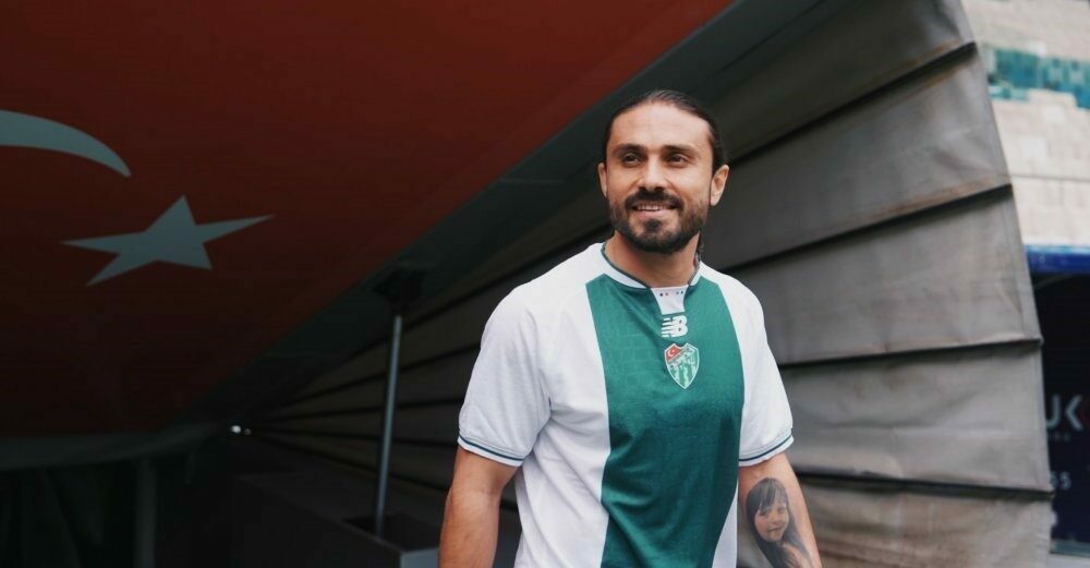 Bursaspor, ara transfer dönemindeki ilk hamlesini yaparak tecrübeli futbolcu Halil