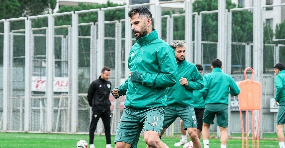 Bursaspor’da hazırlıklar sürüyor Bursaspor, Lig’in 15. haftasında sahasında oynayacağı Ankara Demirspor karşılaşması öncesi