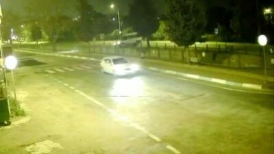 Bursa’da kontrolden çıkan minibüs dereye uçtu. Sürücünün yaralandığı kaza anları