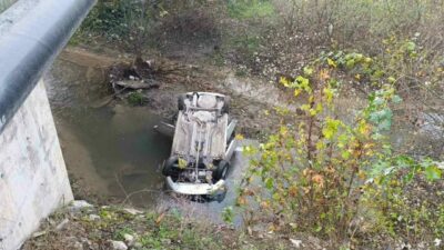 Bursa’nın İnegöl ilçesinde meydana gelen kazada otomobil dereye uçtu; sürücüsü