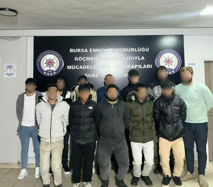 Bursa Emniyet Müdürlüğü ekipleri, göçmen kaçakçılığıyla mücadele kapsamında Yıldırım ilçesinde