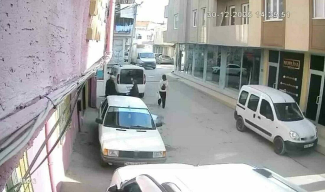 Bursa’da ekmek kamyonetinin arka kapısını açık unutan sürücüsü, yanından geçtiği