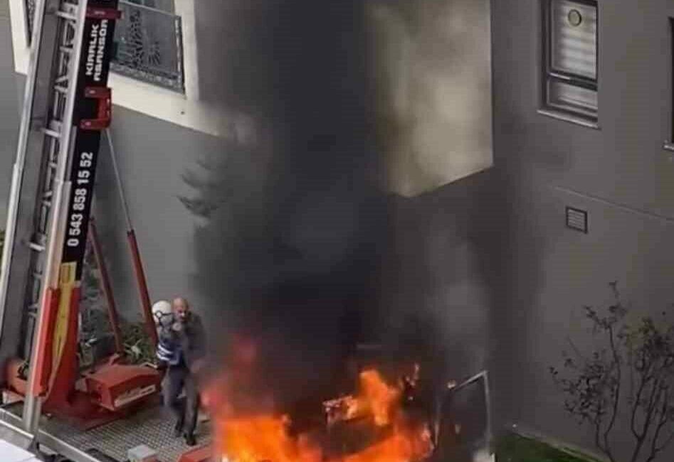 Ev taşıma kabusa döndü… Vinç alev aldı, vatandaşlar damacanayla söndürmeye çalıştı Bursa’nın Osmangazi ilçesinde ev taşıma sırasında kullanılan vinç aniden alev