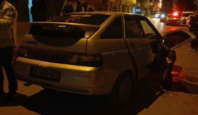 Gece saatlerinde sıkışmalı kaza: 2 yaralı Bursa’da hafif ticari araç ile otomobilin karıştığı trafik kazasında 2