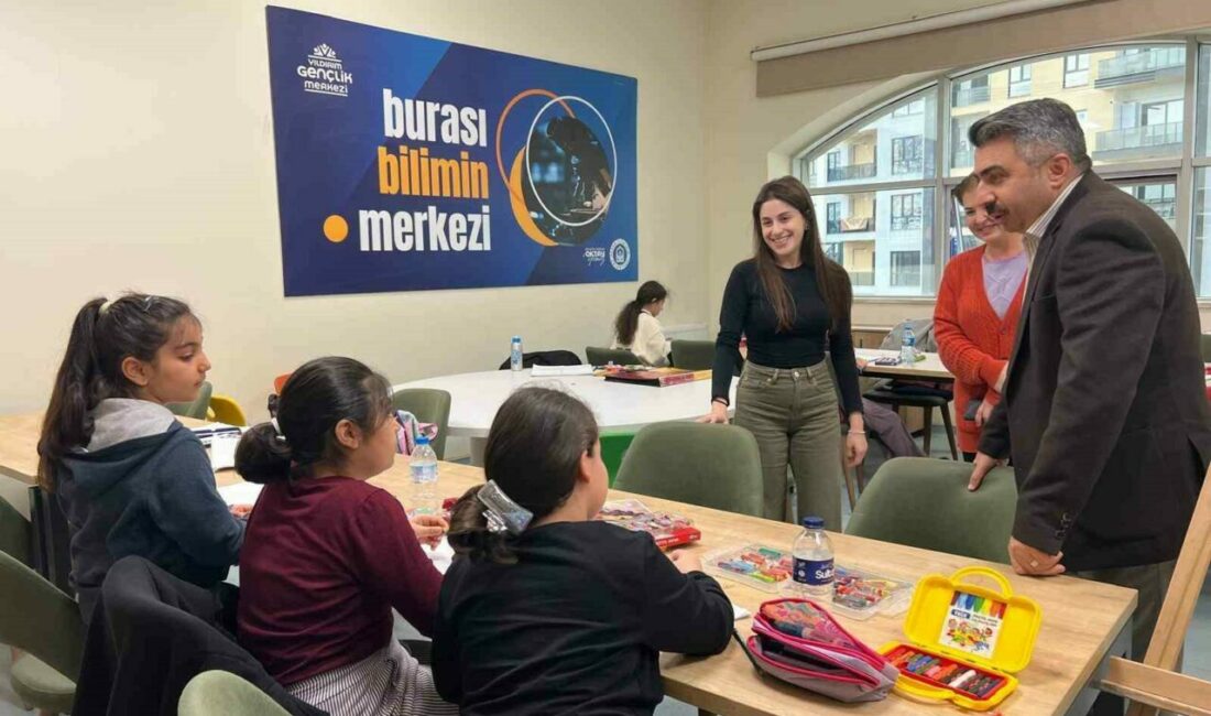 Genç dostu Yıldırım Karapınar Yıldırım Gençlik Merkezi’nde gençlerle bir araya gelen Yıldırım Belediye