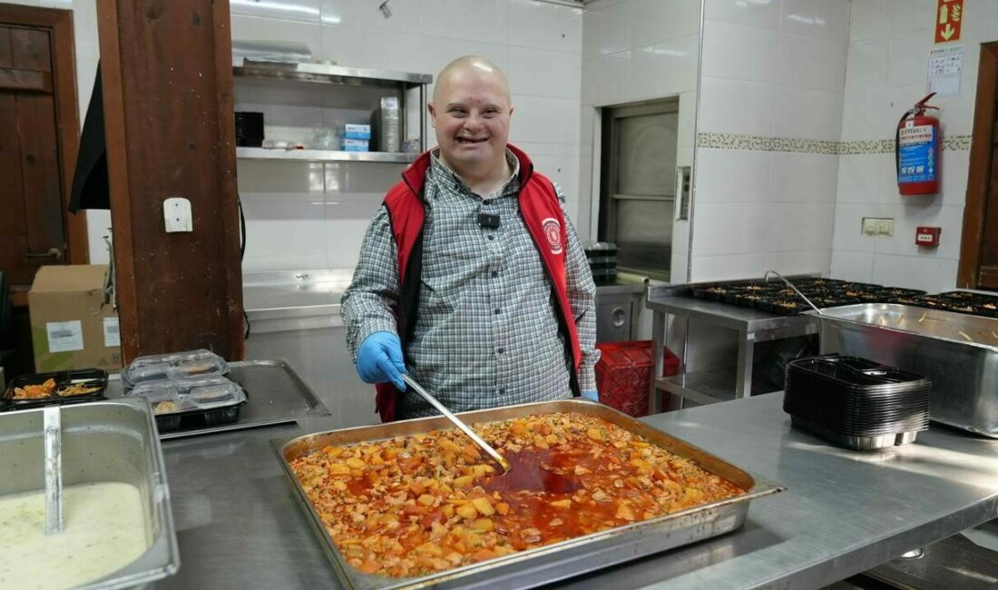 Gürsu Belediyesi’nin sevilen yüzü Mesut, Dünya Engelliler Günü’nde bu kez