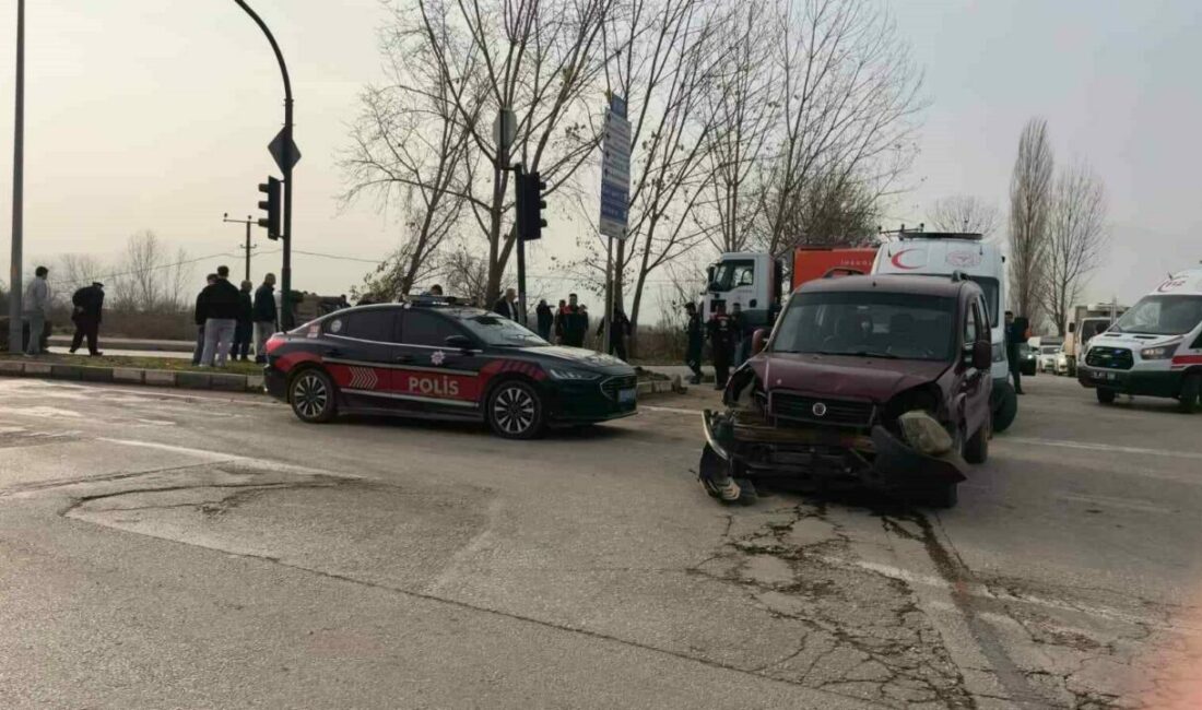 Bursa’nın İnegöl ilçesinde 2 hafif ticari aracın çarpışması sonucu, 3’ü