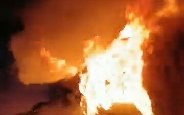 Bursa’da hareket halindeki otomobil, bir anda alev aldı. Vatandaşların seferber